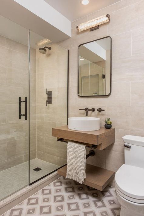 Small Bathroom Ideas Brown Tile, Bathroom Brown And White, Bathroom With Big Tiles, Brown Small Bathroom Ideas, Beige Wood Bathroom, Brown Floor Bathroom, White Brown Bathroom, Small Bathroom Brown, White And Brown Bathroom