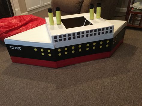 Titanic Costume made with duck tape Kindy 500, Homemade Valentine Boxes, Titanic Boat, Titanic Costume, Baby Christmas Crafts, Boat Diy, Creative Halloween Costumes Diy, Valentines Box, Costumes Diy