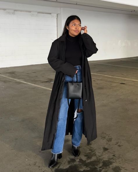 Trench Coat Dinner Outfit, Trench Coat Black Women, Outfit With Black Trench Coat, Black Trench Coat Winter Outfit, Long Black Trench Coat Outfit, Long Black Jacket Outfit, Style Black Trench Coat, Black Trench Outfit, Black Trench Coat Outfit Casual