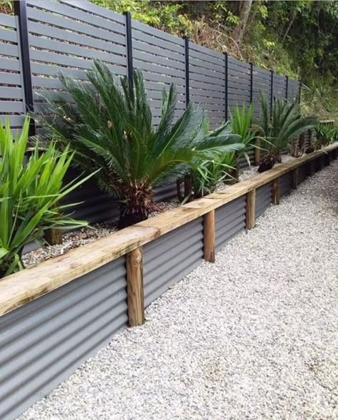 Ooooh 😍 Now THIS gives us some total #fence & #landscapedesign envy! Love the combo of #aluminium slat fencing with #colorbond & the… Tin Retaining Wall, Slatted Privacy Fence, Green Fence Ideas, Plants For Privacy Fence, Garden Beds Along Fence, Planter Fence, Slat Fencing, Slatted Fence, Backyard Garden Beds