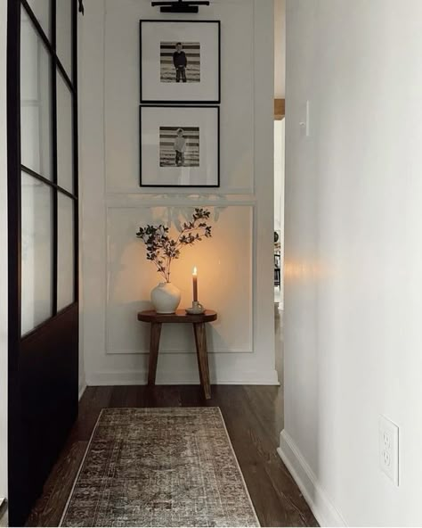 End Of Hallway, Narrow Hallway Decorating, Corner Decor, Casa Vintage, Hall Decor, Home Entrance Decor, Neutral Home, Hallway Decor, Decor Home Living Room