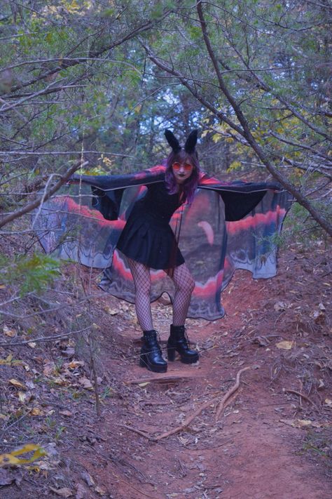 Mothman Costume Woman, Mothman Halloween Costume, Mothman Costume Diy, Mothman Outfit, Mothman Cosplay, Mothman Festival, Mothman Costume, Cosmic Clothes, Cosplay 2022