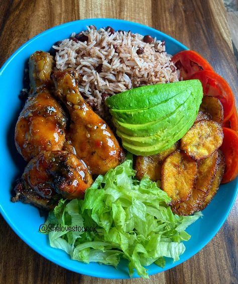 NADALEE😉 on Instagram: “Dinner Baked Chicken Rice n peas Ripe plantains Avocado Lettuce n tomato Have a Blessed Day Loves🙏🏾♥️ #dinner #sundayvibes…” Baked Chicken Rice, Dominican Spanish, Dinner Recepies, African Recipes Nigerian Food, Amazing Food Platters, Jamaican Dishes, Dominican Food, African Cooking, Fried Bananas