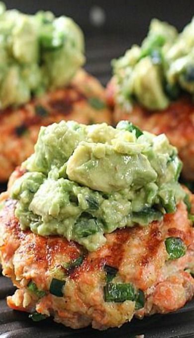 Grilled Salmon Burgers, Burgers With Avocado, Salmon Burger Recipe, Grilled Salmon Recipes, Salmon Patties Recipe, Fish Dinner Recipes, Patties Recipe, Fish Recipes Healthy, Salmon Dishes