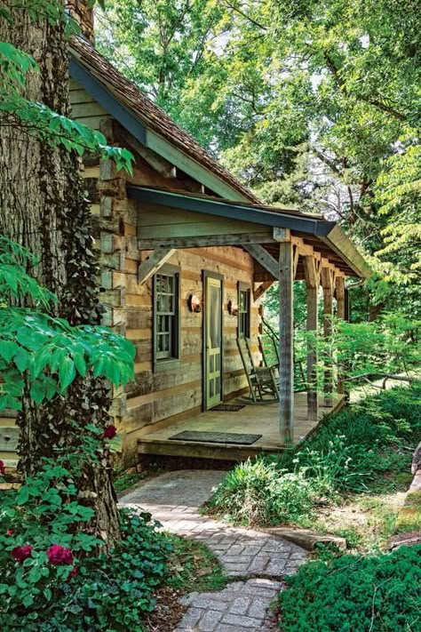 A Cozy Cabin with a Rustic Feel Rustic Cabin Plans, Small Cabin In The Woods, Little Cabin In The Woods, Wooden Cabin, Cabin Exterior, Cottage Cabin, Cabin Living, Little Cabin, Log Cabin Homes