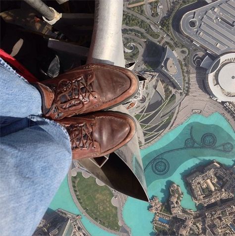 Photographer Joe McNally Takes Photo From Top Of Burj Khalifa, World's Tallest Skyscraper, In Dubai Urban Climbing, Joe Mcnally, Fear Of Heights, National Geographic Photographers, Adventurous People, Khalifa Dubai, View From Above, Epic Photos, Living On The Edge