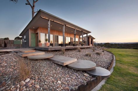 Skillion Roof Overview: Pros, Cons, and Examples Skillion Roof Australia, Metal Roofs Farmhouse, Monopitch Roof, Skillion Roof, Simple Building, Minimal Architecture, Living Roofs, Brick Veneer, Gable Roof