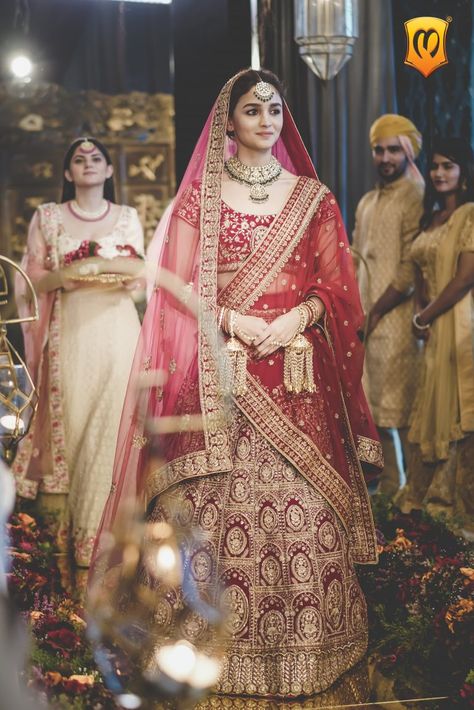 Alia Bhatt Has Perfectly Embraced The #DulhanWaliFeeling And How! #shaadiwish #weddings #weddingoutfits #outfitideas #bollywoodceleb #bridallehenga #bridaljewellery #maangtikka #necklace #chuda #kalire #bridalportrait #aliabhatt Alia Bhatt Wedding Lehenga, Alia Bhatt Bridal Look, Alia Bhatt Wedding Looks, Alia Bhatt Wedding, Wedding Outfit Bride, Aliya Bhatt, Indian Bride Outfits, Bridal Lehenga Collection, Designer Bridal Lehenga