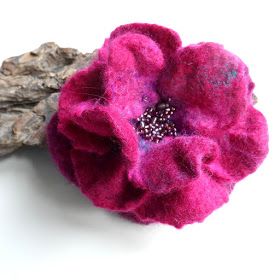 Poppy Sculpture, Felting Flowers, Wet Felting Tutorial, Fabric Brooches, Felt Flower Tutorial, Felted Flowers, Felt Flowers Diy, Wool Felt Projects, Wet Felting Projects