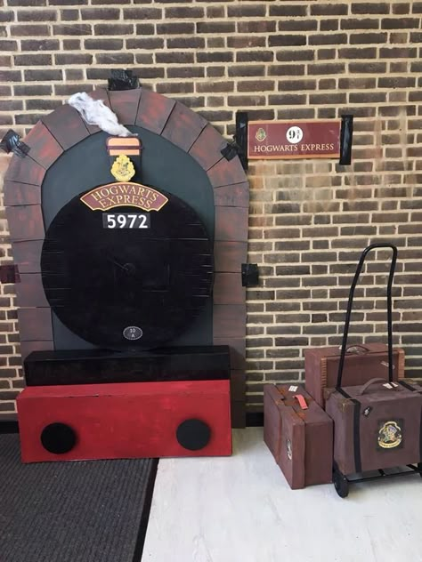 Harry Potter Homecoming Theme, Hogwarts Express Train Diy, Diy Hogwarts Express, Harry Potter Trolley Cart Diy, Harry Potter Hallway Decorations, Harry Potter Halloween Decorations Outdoor, Harry Potter Train Station, Book Week Display, Diy Harry Potter Decor