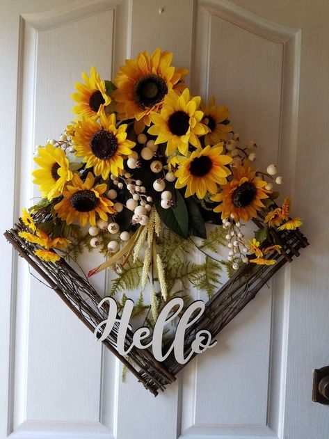 Sunflower Wreath Diy, Wreaths Design, Sunflower Home Decor, Square Wreath, Fall Door Decor, Sunflower Crafts, Grapevine Wreaths, Door Wreaths Diy, Fall Door Decorations