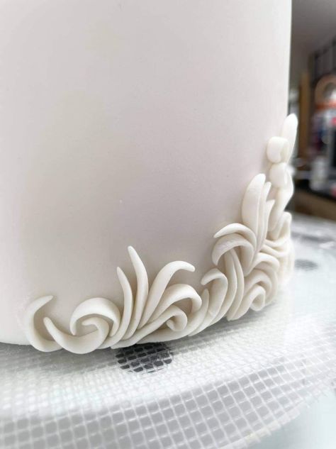 Wedding Cake With Lace Design, Cornelli Lace Cake Design, Edible Lace Wedding Cake, Lace Stencil Wedding Cake, Lace Piped Wedding Cake, Royal Wedding Cake, Cake Structure, Single Tier Cake, 13 Birthday Cake