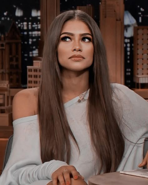 Zendaya Brown Hair, Zendaya Hair Color, People From The Past, Zendaya Makeup, Mode Zendaya, Estilo Zendaya, Zendaya Hair, Rambut Brunette, Zendaya Maree Stoermer Coleman