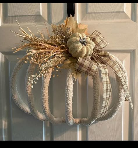 Wreath Macrame, Fall Crafts Decorations, Pumpkin Wreath Diy, Macrame Wreath, Raffia Ribbon, Fall Decor Wreaths, Fall Pumpkin Crafts, Fall Decor Diy Crafts, Wreath For Door