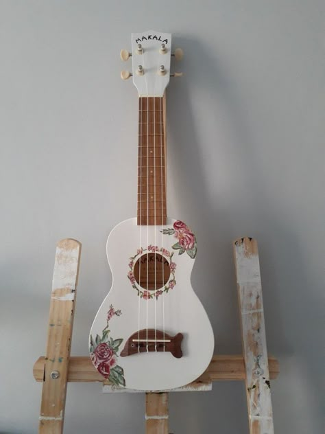 My ukelele had scratches on so I decided to paint it to make it look better. Diy Ukulele Paint Ideas, Paintings On Guitars, Paint Guitar Diy, Ukelele Painted Aesthetic, How To Paint A Guitar, Painted Ukulele Ideas, Ukulele Design Ideas, Ukelele Designs Art, Painted Ukelele Ideas