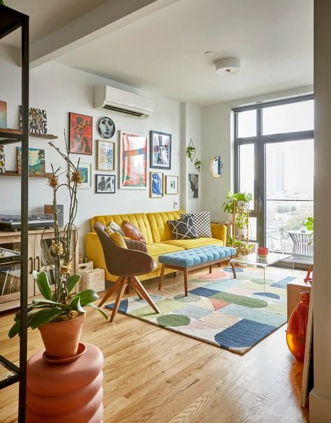 Modern Memphis Interior, Eclectic Post Modern Decor, Small Apartment Mid Century Modern, Mid Century Small Apartment, Midcentury Modern Small Apartment, Small Mid Century Living Room, Mid Century Modern Small Apartment, Small Colorful Living Room, Mid Century Studio Apartment