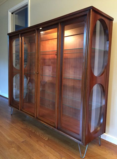 Modern Dining Room Hutch, Mid Mod Furniture, Mcm Dining Room, Curio Cabinet Displays, Display Cabinet Modern, Kent Coffey Perspecta, Mid Century Modern Cabinets, 70s Furniture, Mid Century Modern Dining Room