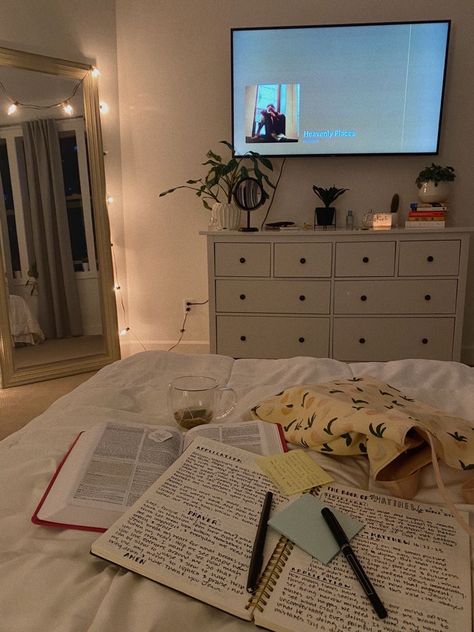 Christian Apartment Aesthetic, Girl Reading Bible Aesthetic, Chritian Girl Aesthetics, Christian Girl Bedroom Aesthetic, Christian Girly Aesthetic, Christain Girl Aesthetics, Bible Study Desk, 9 To 5 Job Aesthetic, Bible Study Corner