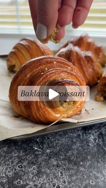 Christmas Croissant Ideas, Baklava Puff Pastry Rolls, Croissant Roll Recipes, Croissant Filling, Baklava Filling, Croissant Dough Recipe, Baklava Croissant, Roll Croissant, Pistachio Baklava Rolls