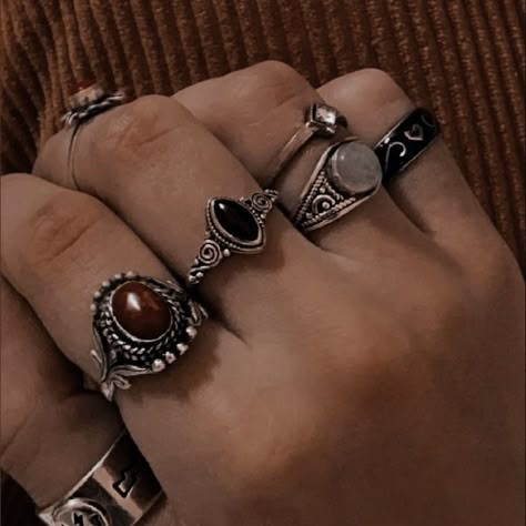 Hand Jewelry Rings, Ring Aesthetic, Dope Jewelry Accessories, Piercings Earrings, Nails Rings, Cute Jewellery, Grunge Jewelry, Rock Girl, Indie Jewelry