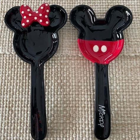 Disney Minnie Mouse & Mickey Mouse Spoon Rest Porcelain Disney Pottery Ideas, Disney Ceramics Ideas, Disney Clay Ideas, Cupid Crunch, Disney Ceramics, Disney Pottery, Ideas Ceramica, Minnie And Mickey, Spoon Holder