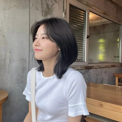 No Bangs Short Hair, Unstyled Short Hair, Angel Haircut, Layer Cut For Medium Hair, Straight Haircut Ideas, Short Hair With Glasses, Short Hair Glasses, Korean Long Hair, Pretty Hair Cuts