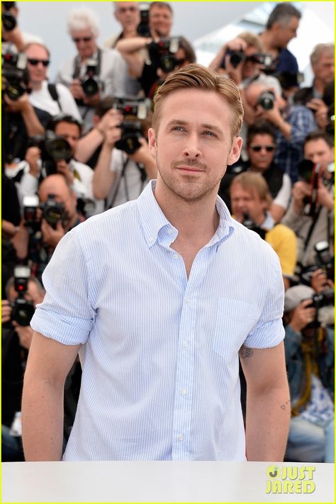 Ryan is back Ryan Gosling Hair, Ryan Gosling Haircut, Short Summer Haircuts, Eva Mendes And Ryan, Ryan Gosling Movies, Ryan Gosling Style, Ryan Thomas, Mens Facial Hair Styles, Райан Гослинг