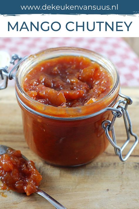 Ook zo gek op mango chutney?! Dit makkelijke mango chutney recept is heerlijk een heerlijk bijgerecht recept. Kijk op mijn blog hoe je dit mango recept maakt! || Chutney recepten | Mango chutney recepten | Bijgerecht recept | Indiaas recepten | Indiaas eten | Avondeten recepten | Recepten voor avondeten | basis recept | basis recepten Mango Chutney, International Recipes, Easy Peasy, Creative Food, Tomato Salsa, Chana Masala, Chutney, Food Hacks, Food Blogger