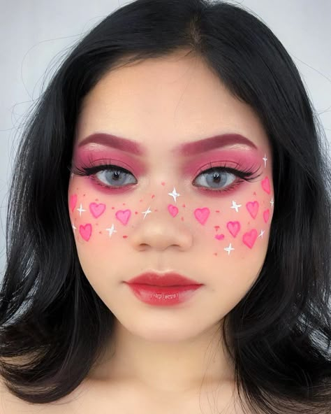 Love Sick Makeup, Valentines Face Painting Ideas, Care Bear Makeup Ideas, Heart Themed Makeup, Face Paint Ideas Aesthetic, Valentines Makeup Ideas Simple, Eyeshadow Aesthetic, Pure Makeup, Freckles Makeup