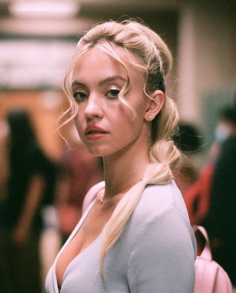 best of sydney sweeney on Twitter: "cassie howard coming back in january 9… " Cassie Hair, Euphoria 2, Euphoria Fashion, Effective Skin Care Products, Serie Tv, Beauty Routines, Hair Inspo, Merlin, Hair Inspiration