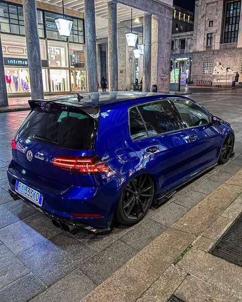 LAPIZ BLUE 🔥 🚗: @miky_7r Car illustrations: @vinny_artworks #golf7r #golf7 #golfr #vwgolf #golfmk7 #mk7 #vwcity Golf Gti Sport, Golf 7r, Vw Golf R Mk7, Golf R Mk7, Golf 7 R, Boyfriend Kissing, Gti Mk7, Polo Gti, Vw Gti