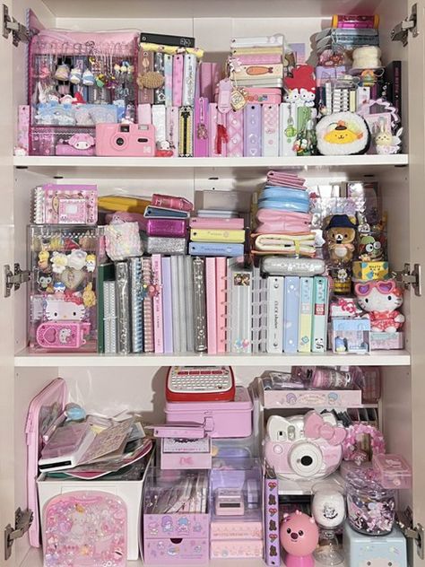 Dresser Decor Bedroom, Kawaii Bedroom, Hello Kitty Rooms, Deco Studio, Bedroom Decor For Teen Girls, Deco Bedroom, House Deco, Cute Bedroom Ideas, Study Room Decor