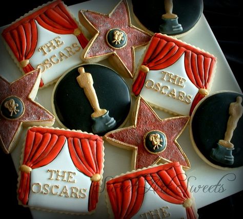 The Oscars Cookies. Chocolate Dipped Chips, Chocolate Chip Dip, Oscars Party Ideas, Academy Awards Party, Oscar Viewing Party, Hollywood Party Theme, Movie Themed Party, Oscar Night, Sweet 16 Cakes