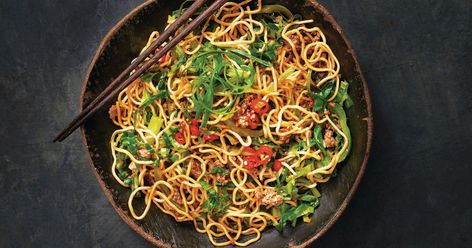 Quick and easy, this tasty noodle dish is on the table in under 30 mins. Beef Chow Mein, Minced Beef Recipes, Beef Stir Fry Recipes, Lasagne Recipes, Mongolian Beef, Chinese Cooking Wine, Mince Recipes, Lean Beef, Chow Mein