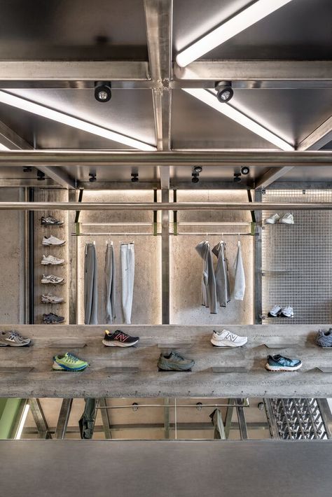 Gallery of Pulse Sportswear Store / Sobchenko Architects - 12 Athletic Store Design, Nirvana Outfit, Sportswear Store, Led Store, Steel Shelving, Business Space, Boutique Trends, The Staircase, Poster Shop