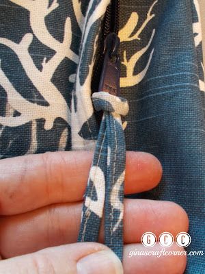 Zip Pulls Diy, Fabric Zipper Pulls, How To Make Zipper Pulls, Zipper Pulls Ideas, Sewing Totes, Zip Pouch Tutorial, Canvas Bag Design, Purse Sewing Patterns, Sew Zipper