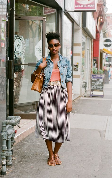 Toronto Street Fashion: Ngadi Smart Toronto Fashion Summer, Toronto Street Style, Toronto Kensington Market, Soft Feminine Style, Toronto Streetcar, Toronto Street, 1970s Fashion Women, Forever 21 Outfits, Graffiti Alley Toronto