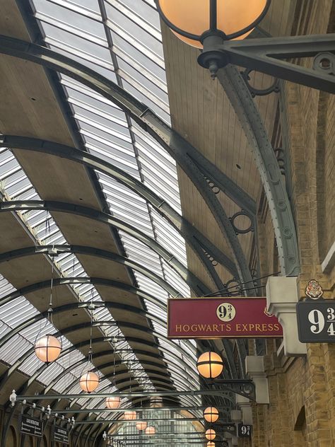 Harry Potter Train Aesthetic, Hogwarts Train Aesthetic, Hogwarts School Aesthetic, Hogwarts Train Station, Hogwarts Express Aesthetic, Harry Potter Train Station, Inside Train Aesthetic, Modern Hogwarts, Harry Potter Script