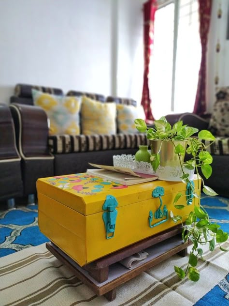 Trunk Design Ideas, Trunk Box Painting Ideas, Old Trunk Painting Ideas, Metal Trunk Painting Ideas Diy, Diy Trunk Makeover, Old Box Decor Ideas, Trunk Ideas Decor, Trunk Box Decor, Old Trunks Makeover