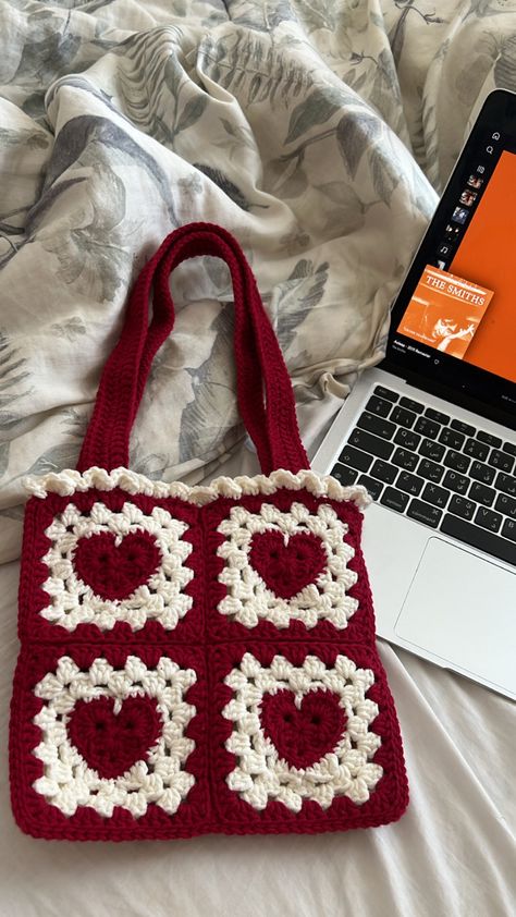 Crochet Craft Fair, Heart Tote Bag, Crochet Tutorial Pattern, Crochet Fairy, Valentines Crochet, Crochet Design Pattern, Crochet Clothing And Accessories, Beginner Crochet Projects, Crochet Handbags Patterns