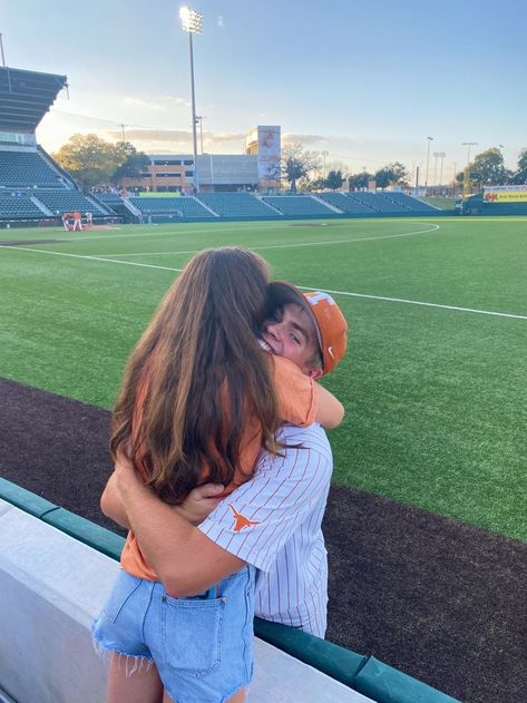 Athletic Couples, Baseball Boyfriend, Baseball Couples, Baseball Girlfriend, Sports Couples, Country Couples, Good Photos, Teenage Love, Couple Goals Teenagers