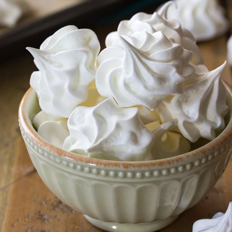 Meringue Cookies Easy Meringue Recipe, Easy Meringue Cookies, Vanilla Meringue, Easy Meringues, Sugar Spun Run, Meringue Cookie Recipe, Meringue Recipe, Clam Recipes, Meringue Cookies