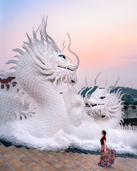 There are so many temples in Thailand but this one is really something special at sunrise. Wat Huay Pla Kang is such a beautiful temple in Chiang Rai. Dragon Temple Thailand, Thailand Temples, Chiang Rai Thailand, White Temple, Chiang Rai, White Dragon, Beautiful Places To Travel, Chiang Mai, Thailand Travel