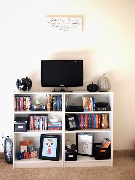 Great idea for a TV stand AND storage. Could use baskets too...or those cube organizers. Apartment Living Room College, College Girl Apartment, College Apartment Diy, College Living Rooms, Organize Life, College Apartments, College Bedroom, College Diy, Trendy Apartment