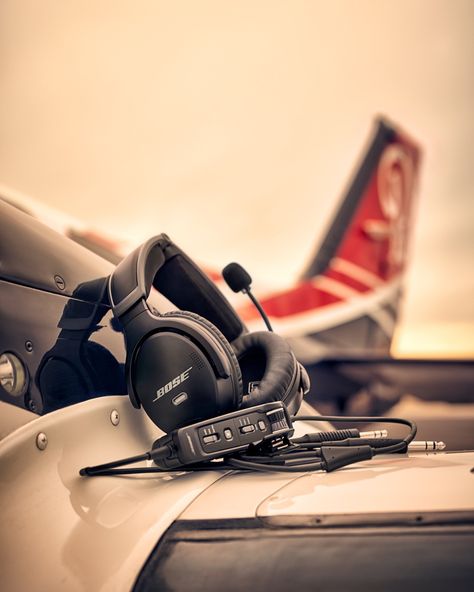 Pilot Essentials, Pilot Headphones, Pilots Lifestyle, Pilot Student, Plane Photos, Student Pilot, Pilots Aviation, Airport Tips, Air Traffic Control