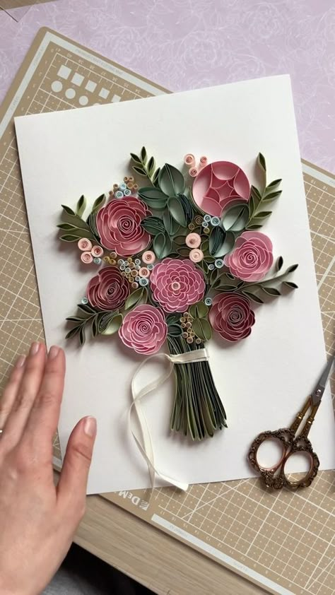 Craft With Quilling Paper, Paper Quilling Flower Bouquet, Quilling Art Flowers, Quilling Paper Ideas, Quilling Aesthetic, Paper Quilling Rose, Floral Gifts Ideas, How To Make A Flower Out Of Paper, Quilling Designs Creative