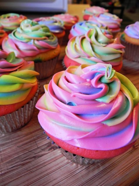 Goodness this must be what unicorn poop looks like... ♥ Just want to eat it Colored Cupcakes, Tie Dye Cupcakes, Cookies Cupcake, Gateaux Cake, Köstliche Desserts, Girls Birthday, Sweets Treats, Let Them Eat Cake, Cupcake Recipes