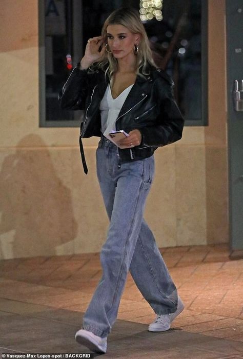 Celeb Jeans Outfit, Style Inspiration Night Out, Wedding Social Outfit, Hailey Baldwin Street Style Winter, Hailey Baldwin Jeans, Hailey Bieber Style Jeans, Hailey Bieber Style Night Out, Haily Baldwin Outfits, Suit Vest Street Style