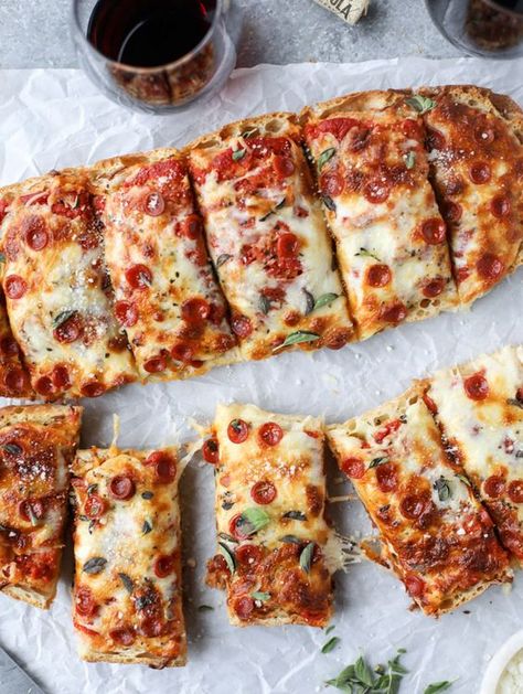 Ciabatta Pizza, Ciabatta Bread Recipe, Dinner Pizza, White Pizza Recipes, Wine And Pizza, Fresh Pizza, Pizza Homemade, Pizza Roll, Pizza Dinner