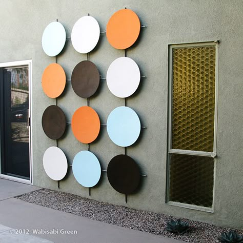 Outdoor Art Wall, Wall Art Outdoor, Mid Century Landscaping, Exterior Wall Art, Mid Century Modern Exterior, Mid Century Exterior, Mid Modern, Modern Landscape Design, Deco Originale